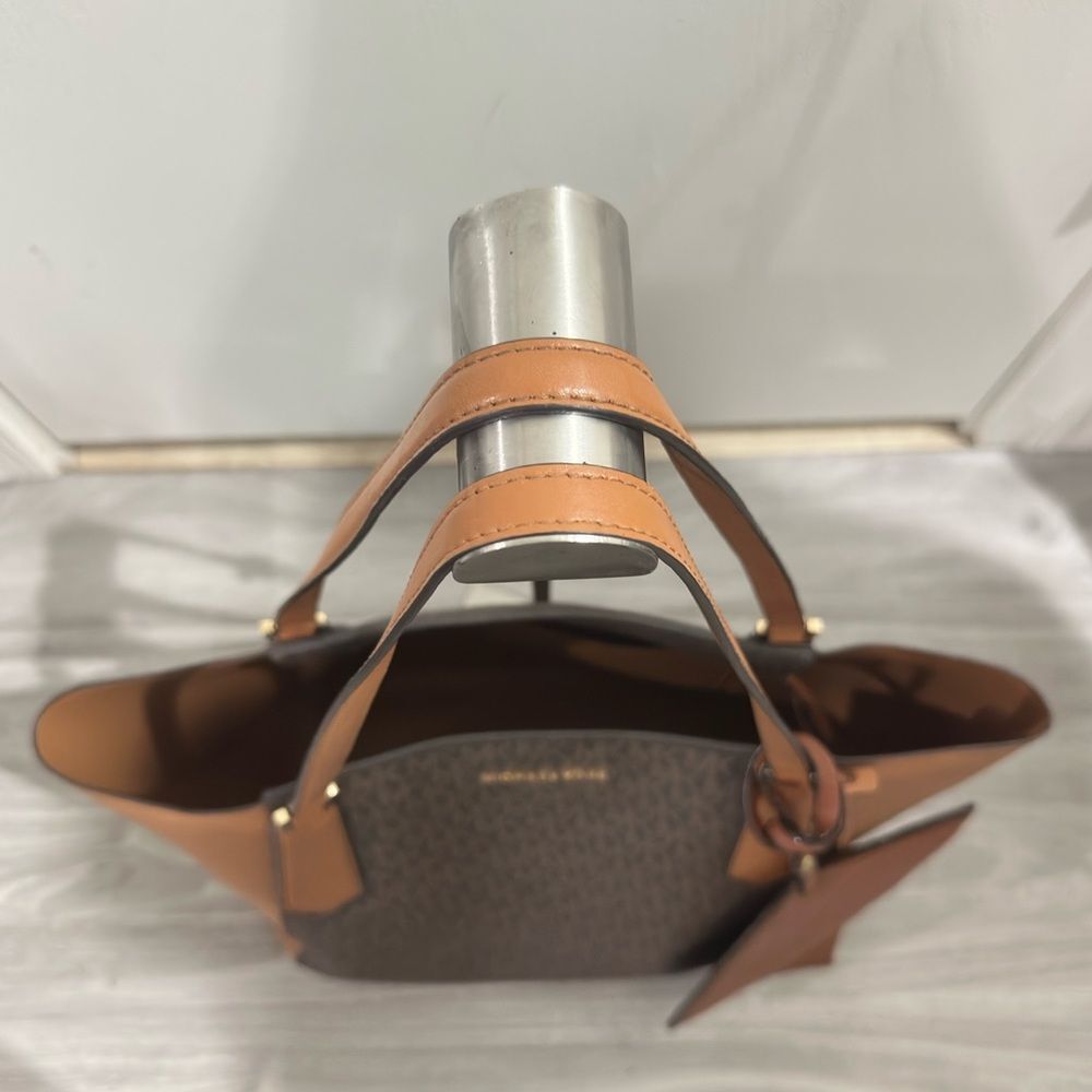Michael Kors Elegant Brown and Tan Tote - Picture 5 of 11